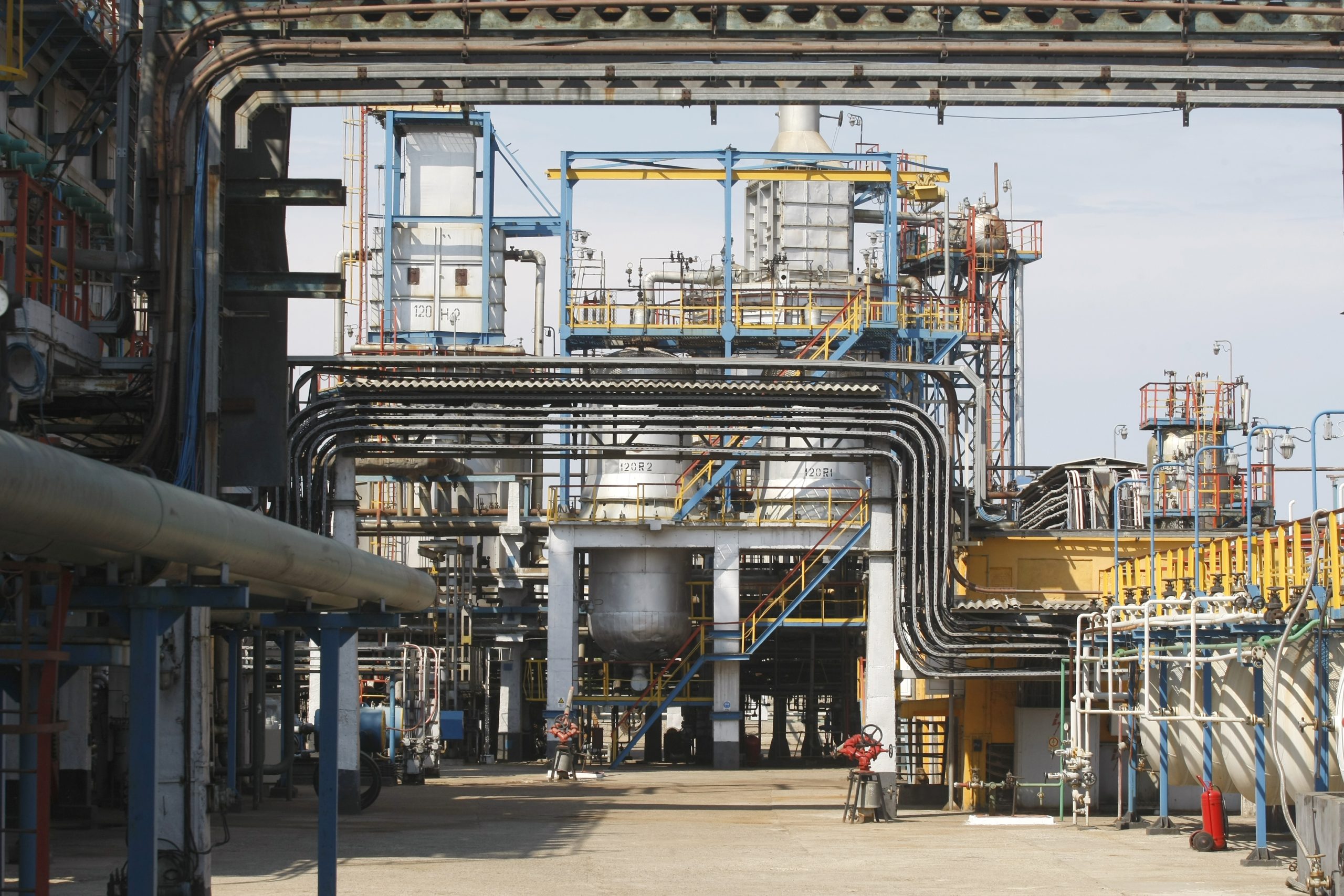 oil petrochem refinery pipes dreamstime_xxl_10832140
